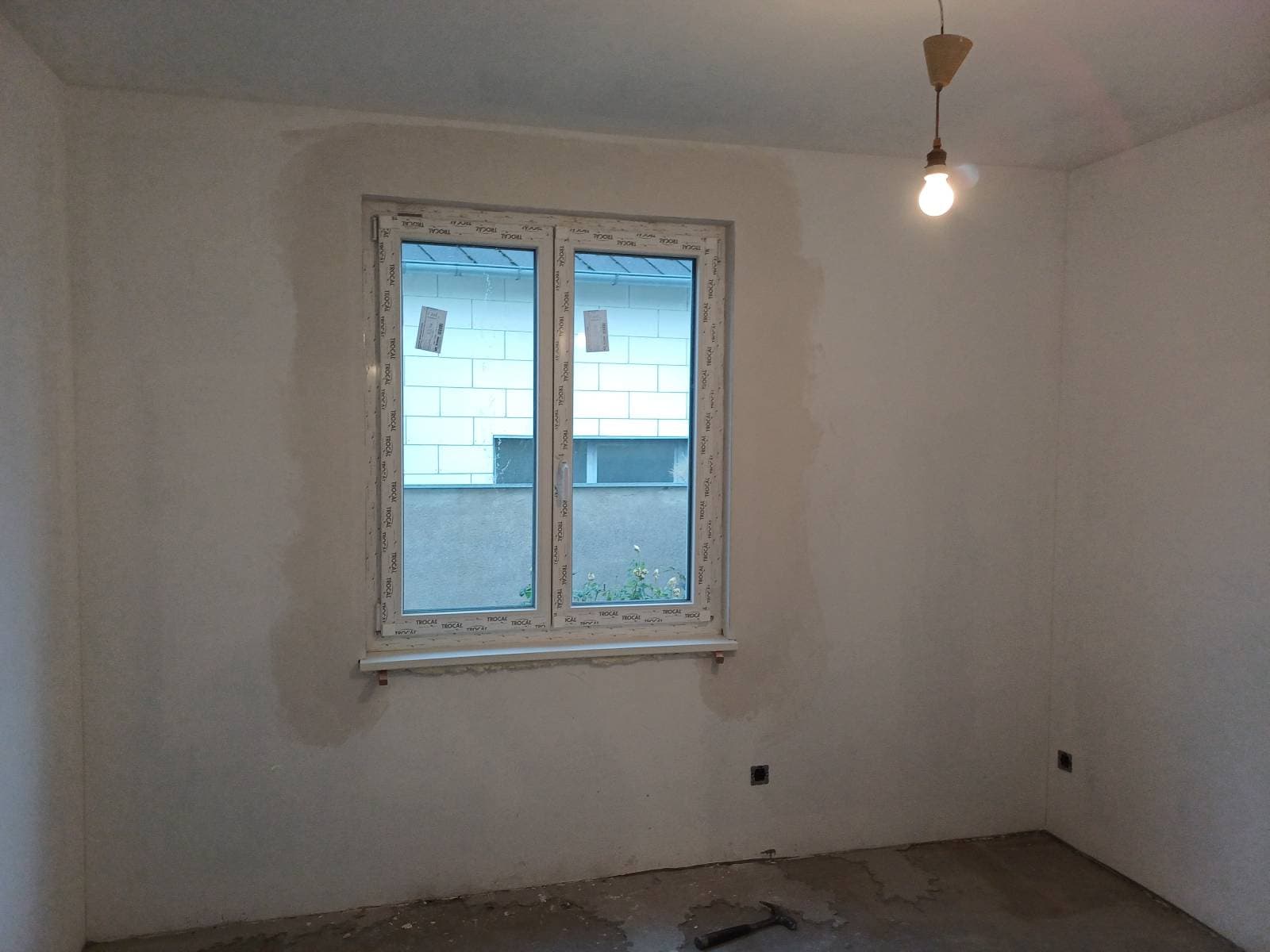 Zimmer während der Sanierung – neues Fenster und sichtbare Elektrodosen