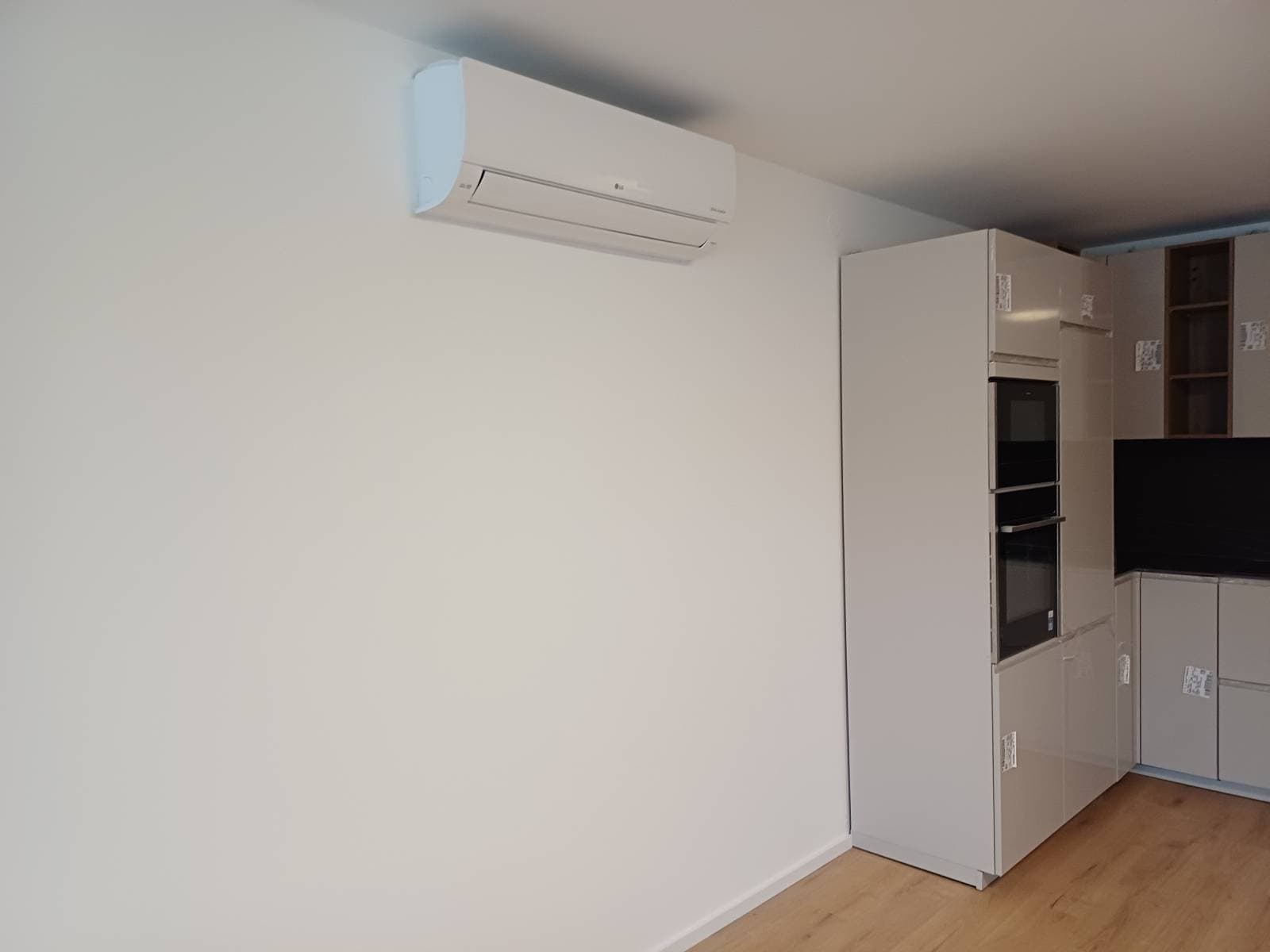 Fertiggestellte Küche mit montierter LG Klimaanlage