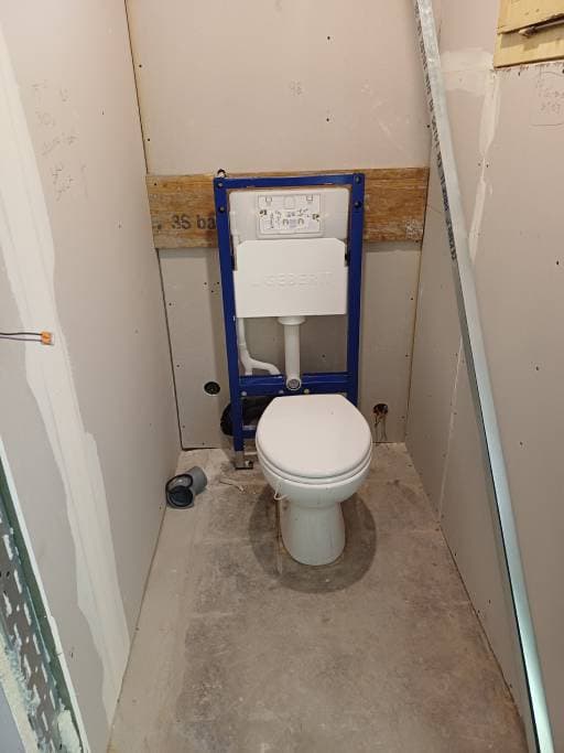 WC während der Sanierung – Geberit Vorwandelement eingebaut