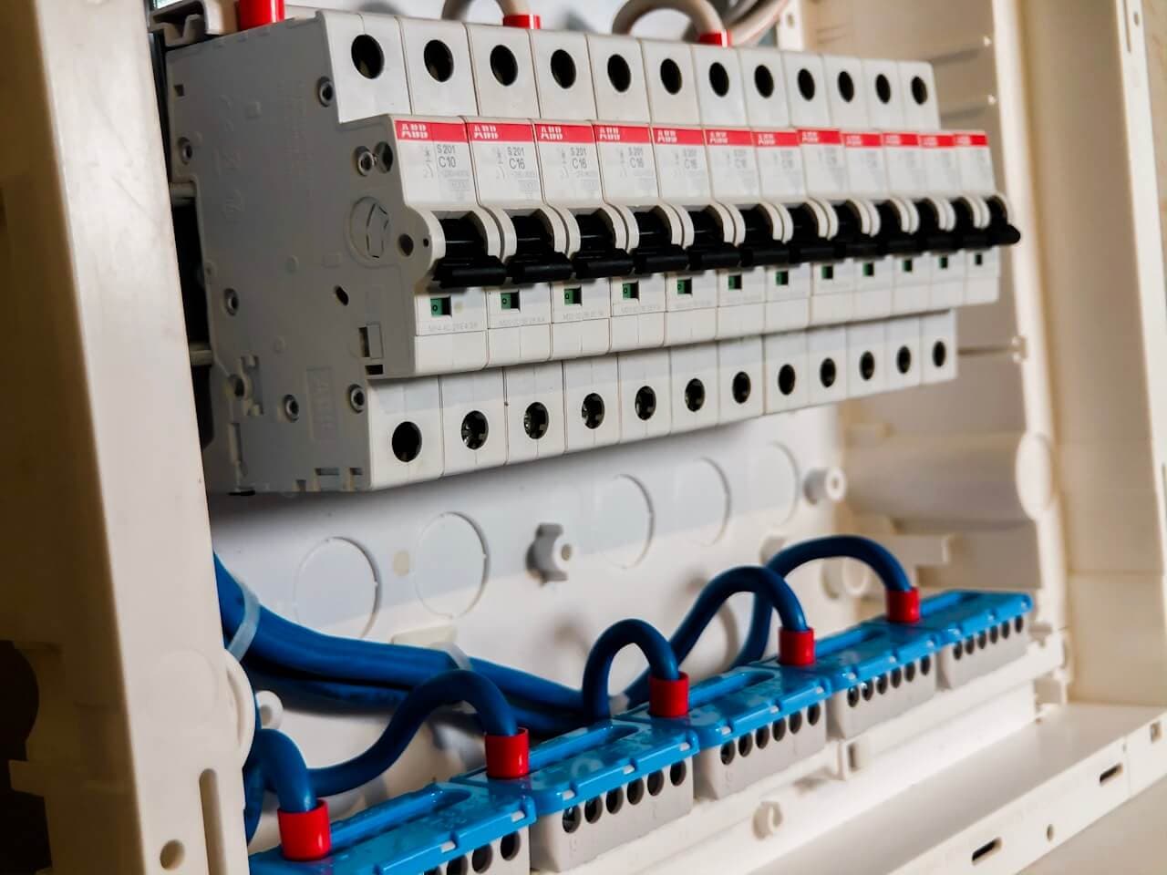Saubere Elektroinstallation mit Sicherungsautomaten