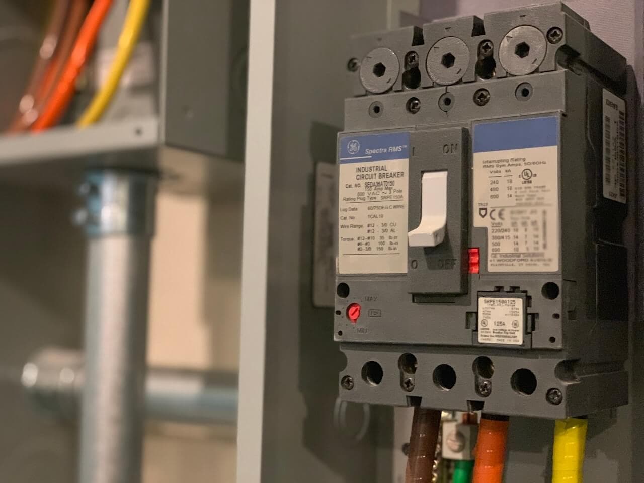 Industrieller Leistungsschalter in einer Schaltanlage